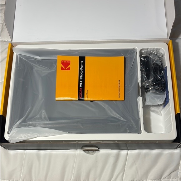 Kodak Classic Photo Frame 10 inch Wi-Fi Enabled - Picture 4 of 9